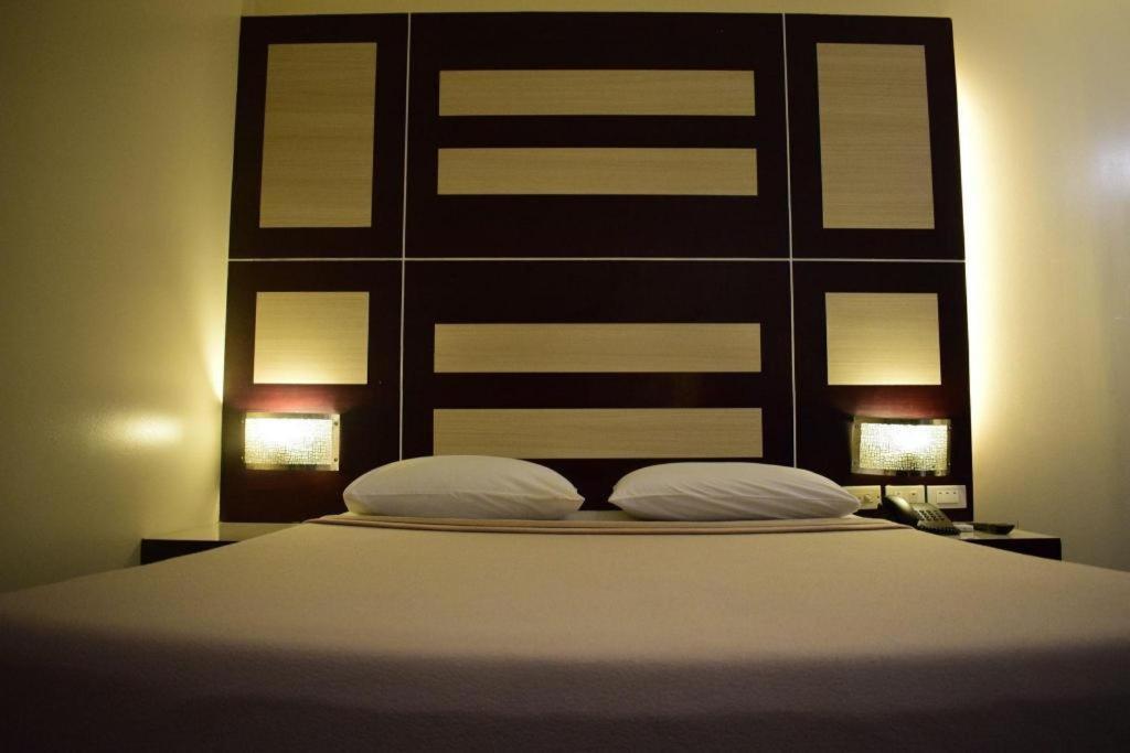 Vista Hotel Cubao Quezon City Exterior foto