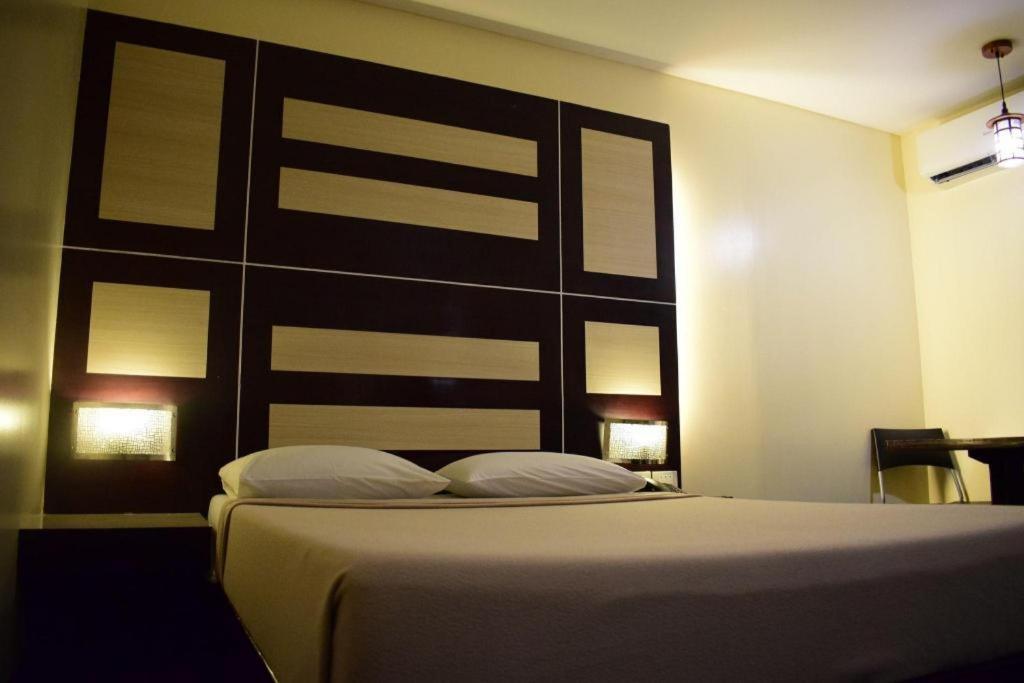 Vista Hotel Cubao Quezon City Exterior foto
