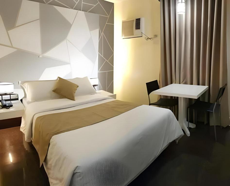 Vista Hotel Cubao Quezon City Exterior foto